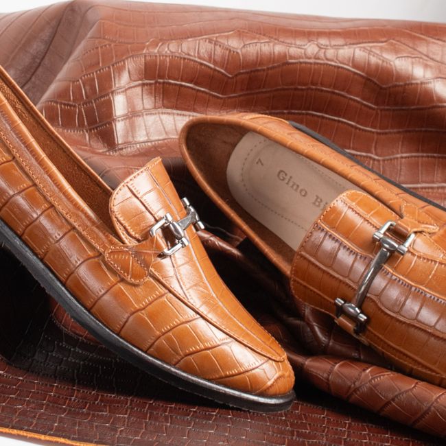 Brown croc-textured men's loafers